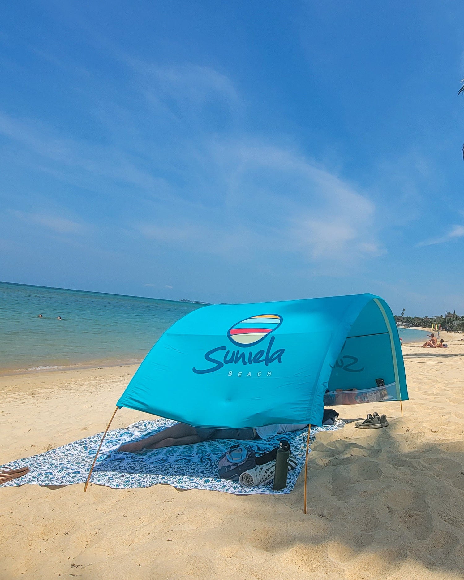 Side view of Turquoise Suniela Travel-Ready shade cabana on beach