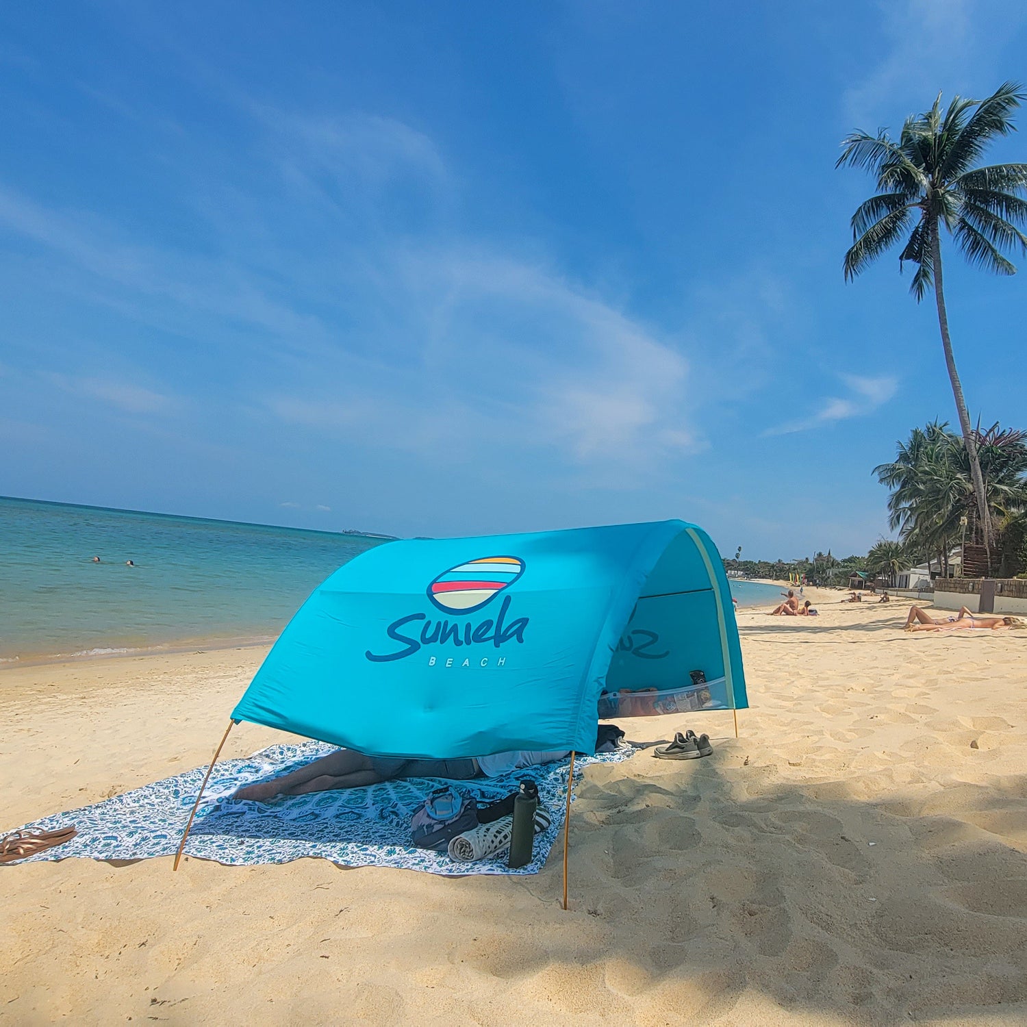Side view of Turquoise Suniela Travel-Ready shade cabana on beach