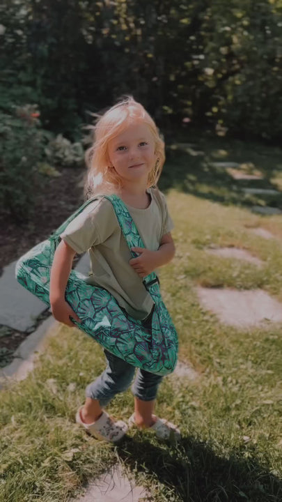 kids play with their Suniela boho shade cabana in the park